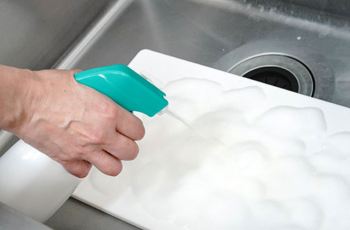使い終わった調理器具は洗剤で洗い殺菌消毒する